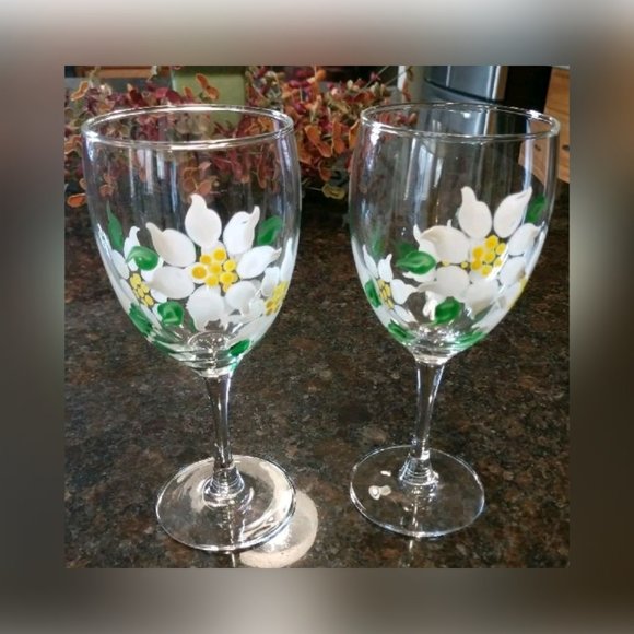 Pair of Lovely Hand Painted Daisy Wine Glasses - Picture 1 of 2